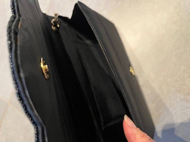 Borse da donna: Pochette de soirée noir et sequins dorés – Usato da Hauterive NE venduto da sofia66 1