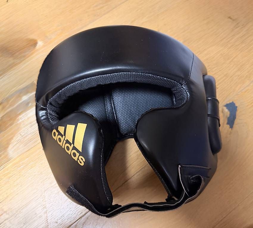 Chapeaux, bonnets & casquettes: Proteggi testa adidas  – D'occasion à Camorino par sof_8gry