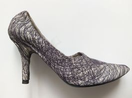 PIERRE HARDY : Escarpins en cuir gris pâle brodé marine 40