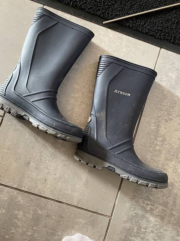 Chaussures garçon: Gummistiefel Grösse 29 – D'occasion à Tumegl/Tomils par tiger358