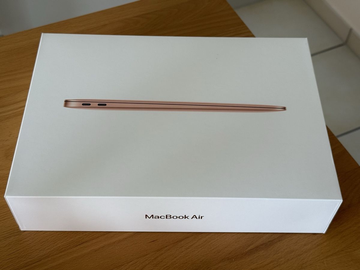Apple Notebook: MacBook Air M1 mit Apple Care + bis Juni 2027 – Nuovo (secondo la descrizione) da Flawil venduto da rho199 7
