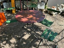 Antiker Gartentisch mit 4 Stühlen zum herrichten
