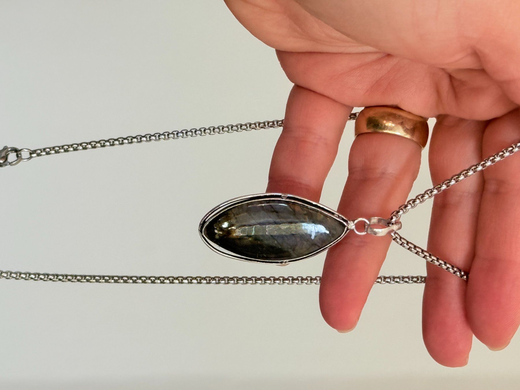 Ketten: Collier avec pendentif labradorite – Neu und originalverpackt aus Genève von AGBERG 3