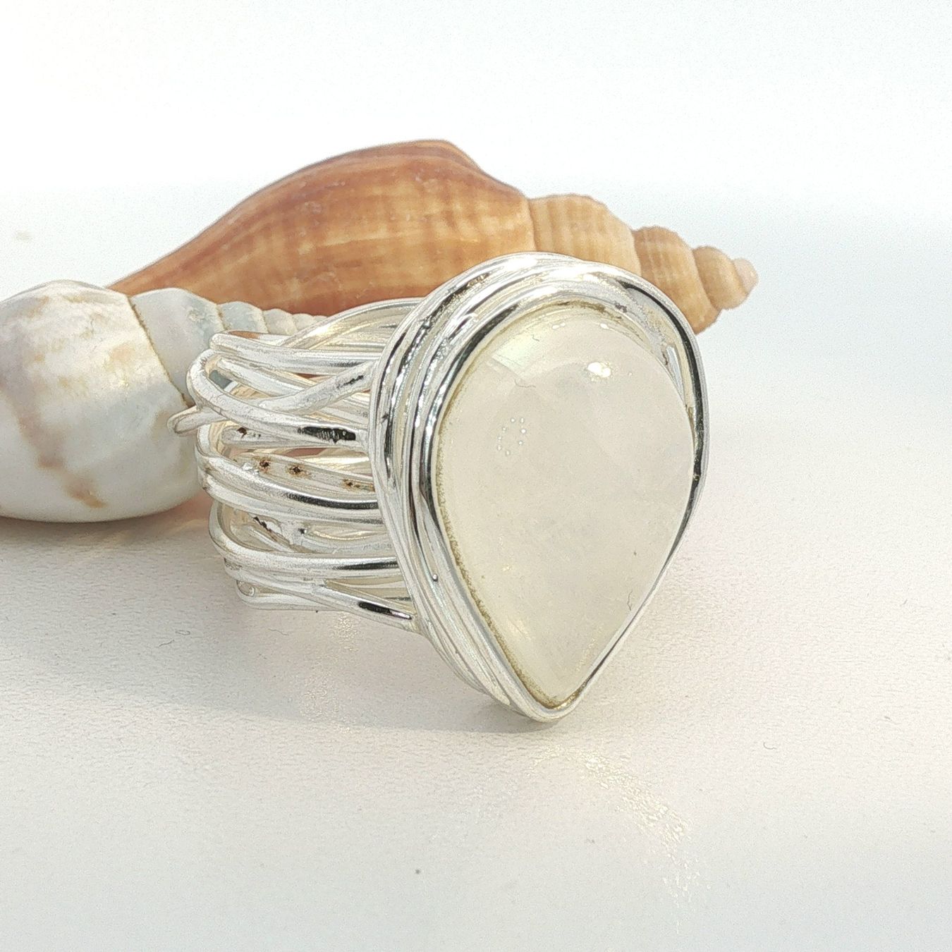 Olga Ribler Anelli: Statement Ornament Ring mit Regenbogen-Mondstein Gr 59 – Nuovo (secondo la descrizione) da Luzern venduto da Schmuckoutlet 6
