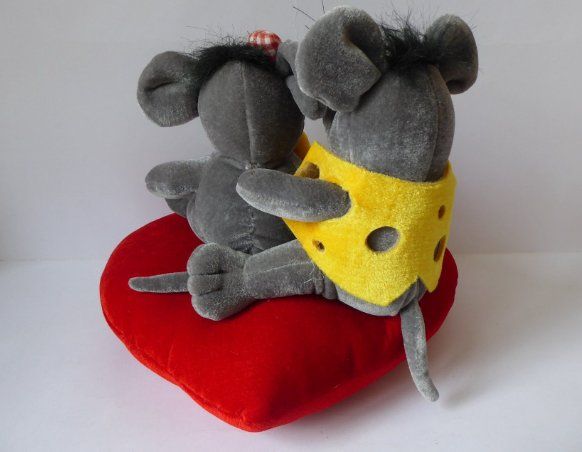 Giocattoli: Valentinstag Plüsch Mäuse Paar auf einem Herz sitzend – Nuovo (secondo la descrizione) da Turbenthal venduto da Panau 2