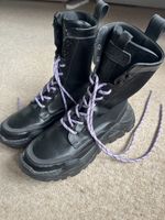 schwarze Lederboots