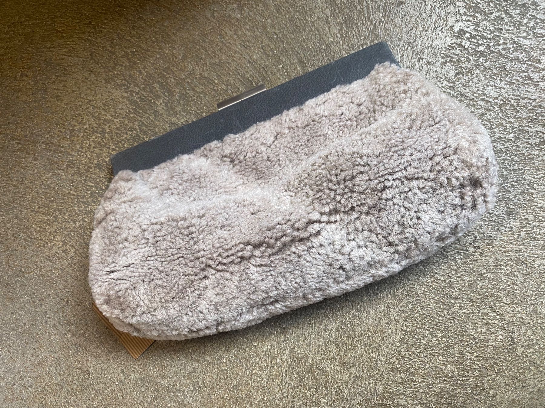 Ugg Borse da donna: Sac porté à la main UGG – Nuovo e nell'imballaggio originale da Orbe venduto da D-stockFactory-Orbe 1