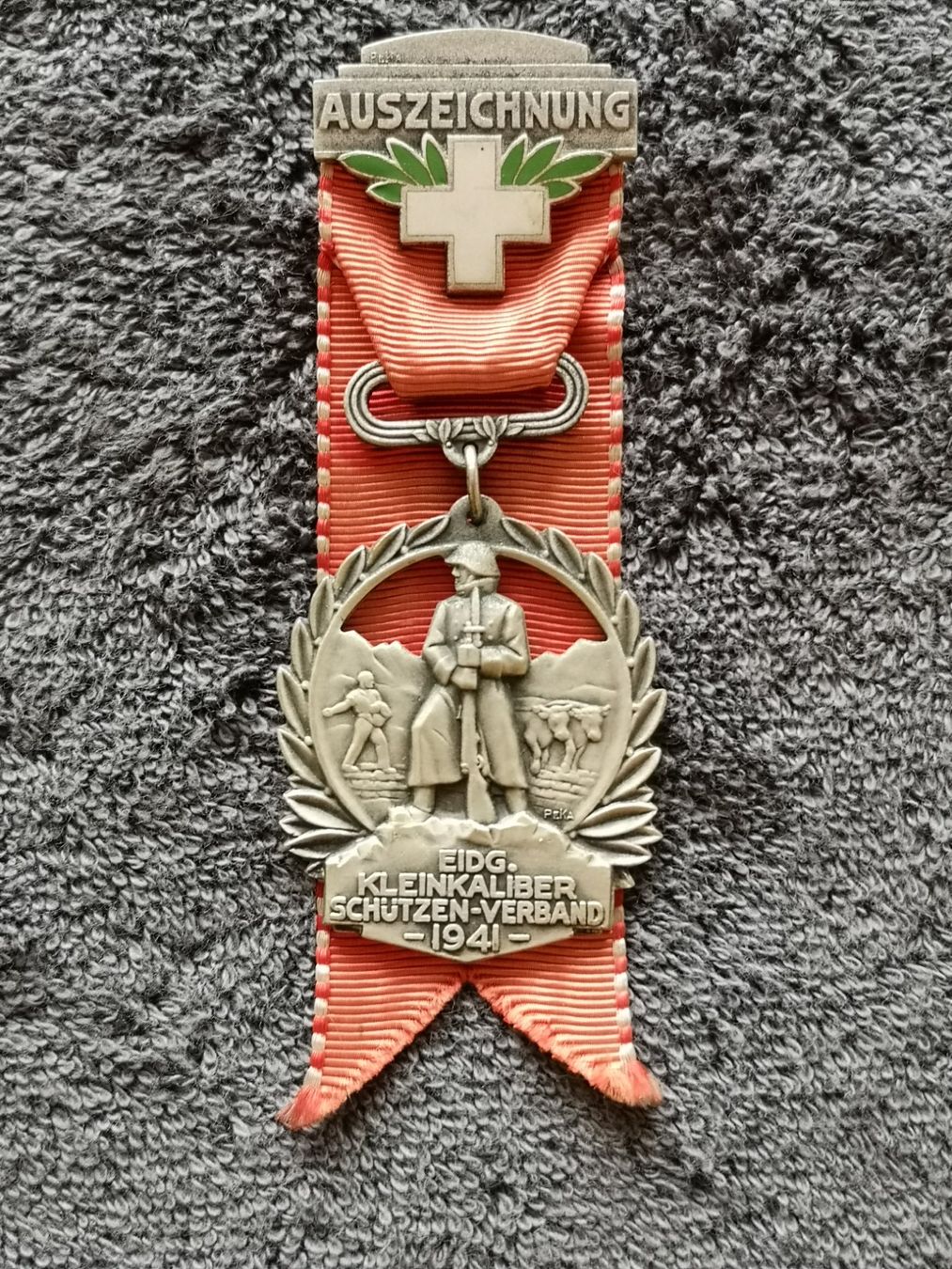 Medaglie: Eidg. Kleinkaliber Schützen-Abzeichen 1941 mit Band – Usato da Goldau venduto da MacPad