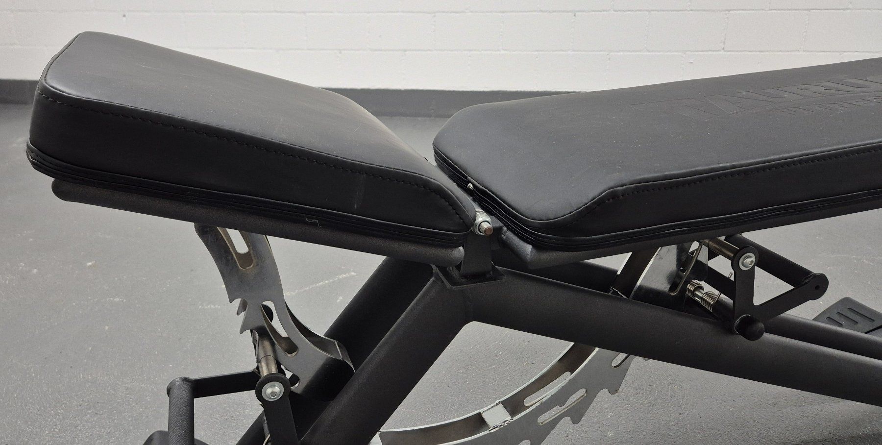 Taurus Vélos d'appartement: Taurus Hantelbank B900 – D'occasion à Baar par Rhildi 2