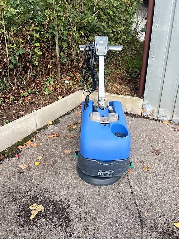 Toutes les machines: Numatic 1840 ( taski wetrok cleanfix numatic nilfisk) – D'occasion à Birr par Numer-01 2