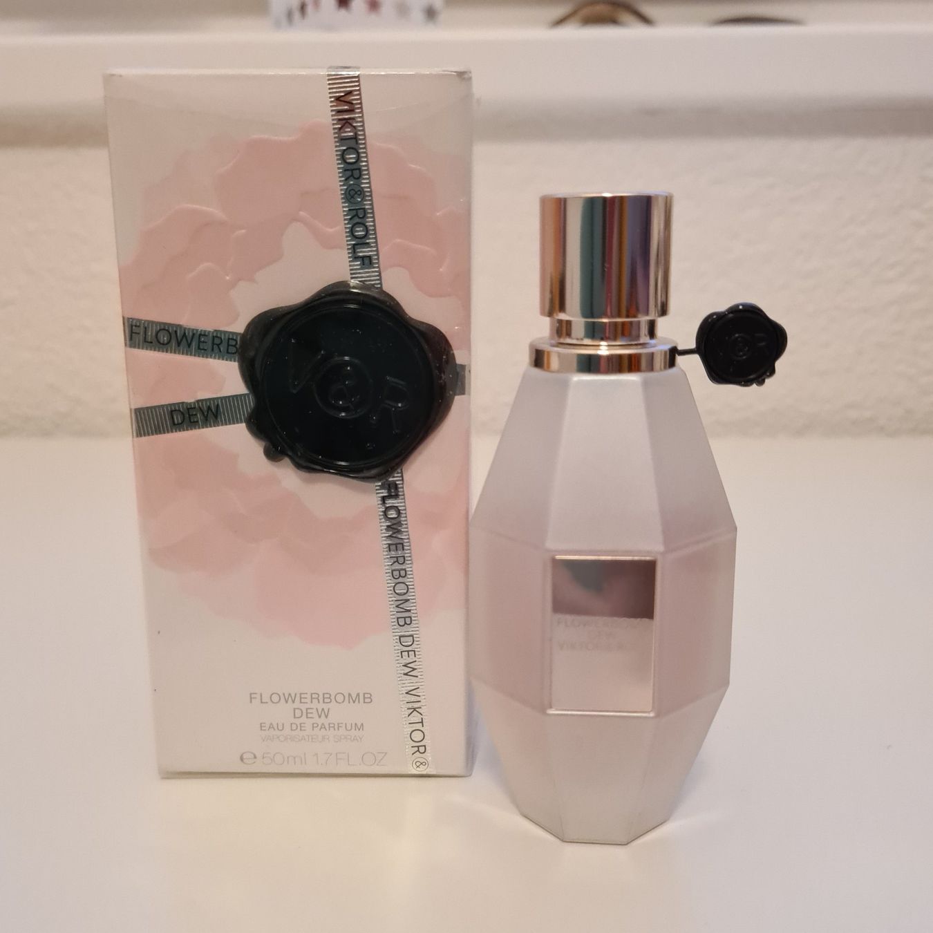 Profumi & Eau de Toilette: Flowerbomb viktor&rolf Dew edp 50ml Flacon – Usato da Oberlunkhofen venduto da Kupferhexe
