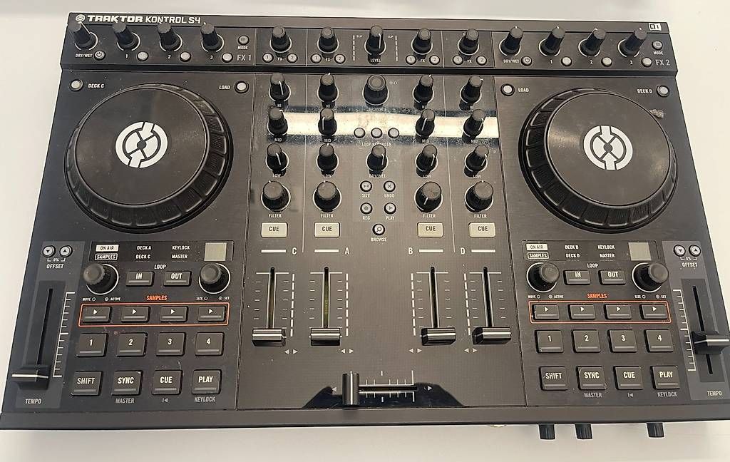 Platines de mixage: DJ Controller Traktor Kontrol S4 MK1 inkl. Flightcase – D'occasion à Winterthur par mar_7tr9