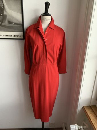 Max Mara: Elegantes, figurbetones, herrlich rotes Kleid, 36