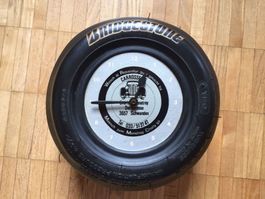 seltene Wanduhr aus Gokart Pneu Carrosserie Charles Menetrey