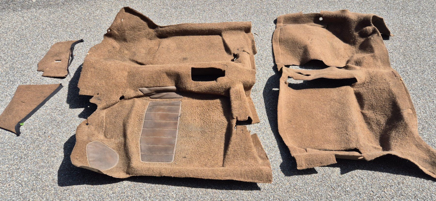 VW Tapis / Bacs: Golf 1 Jetta 1 Teppichgarnitur – D'occasion à Riggisberg par Mahali04 1
