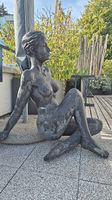 Bronzeskulptur «Sitzende Frau», 95 × 95 cm, ca. 8090 kg