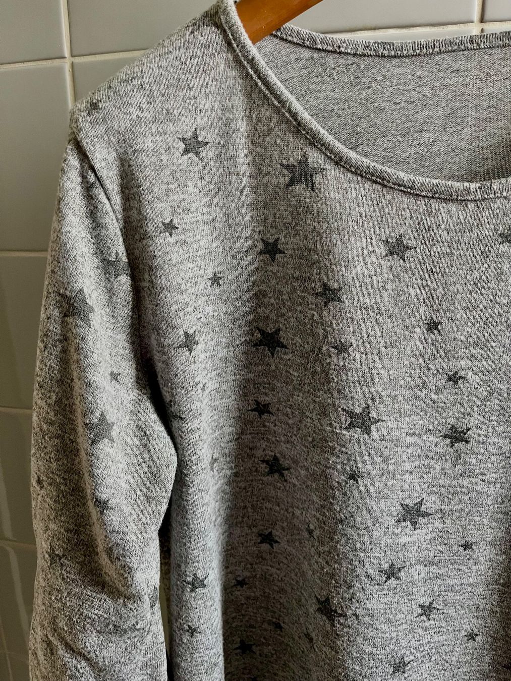 Lotti di vestiti: Set: 4 verschiedene Shirt/Pullover, gemustert, Grösse: M-L – Usato da Adliswil venduto da eri.40 8