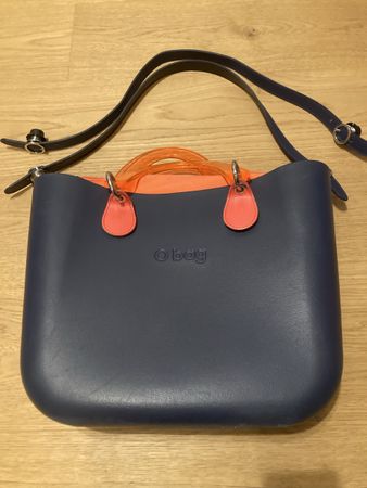 O bag dunkelblau mit wechselbaren Henkeln Trägern