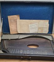Antike Zither mit Holzkoffer und Notenheften