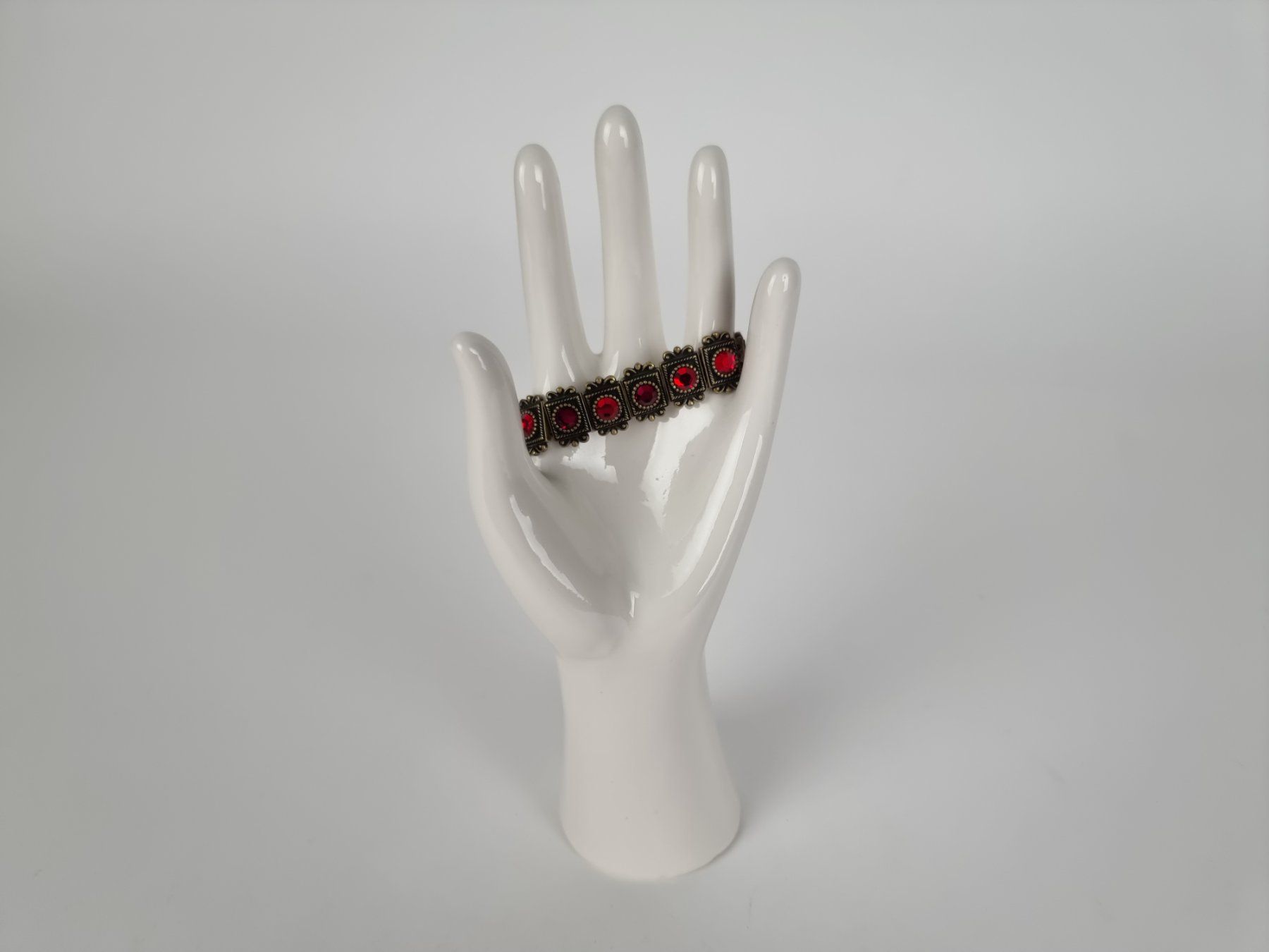 Armbänder & -reifen: elastisches Armband mit roten Strasssteinen – Gebraucht aus Urtenen-Schönbühl von Restwert_Schoenbuehl