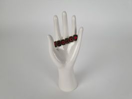 elastisches Armband mit roten Strasssteinen