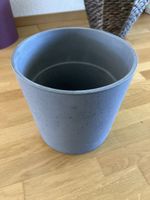 Grauer Pflanzentopf, Betonoptik - ideal für drinnen!