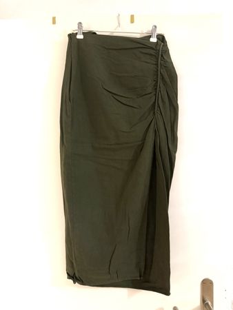 Olivegrüner Rock mit Raffung, Grösse XS- Herbst Chic!