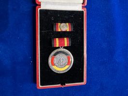 DDR: Verdienstmedaille im Etui (KoA)