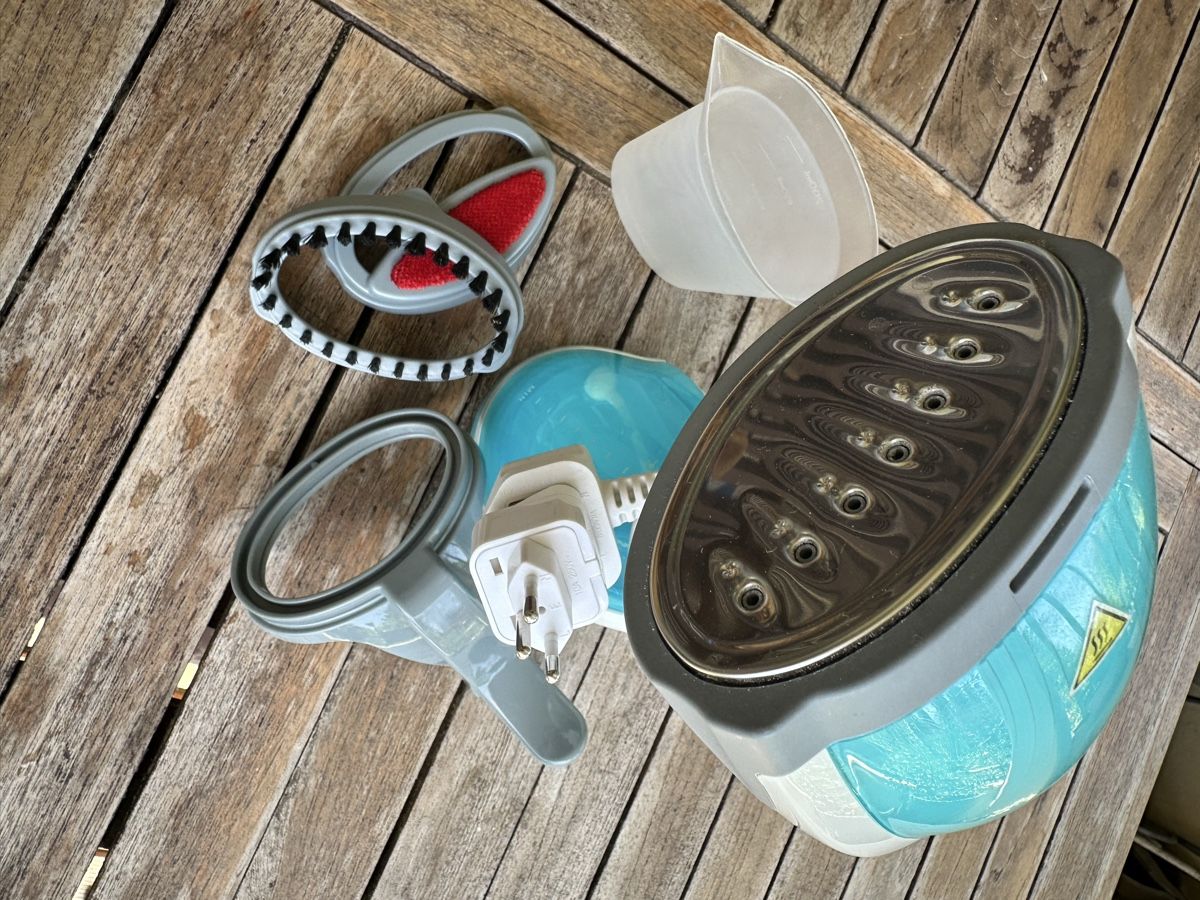 Ferri da stiro: Portable Clothes Steamer - Perfect for Quick Touch-Ups This  – Usato da Zürich venduto da car_68nt