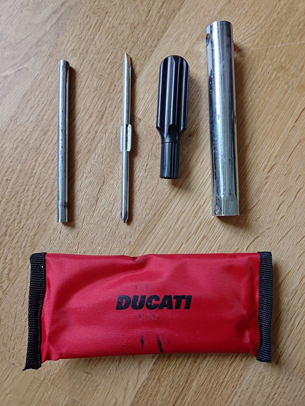 Tutti gli attrezzi: Bordwerkzeug Ducati Monster – Usato da Chur venduto da fuboma 1