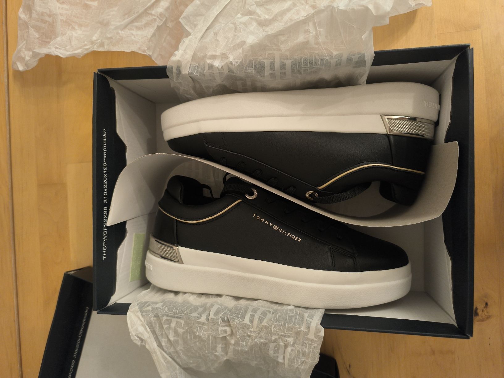 Tommy Hilfiger Scarpe da donna: Tommy Hilfiger LUX METALLIC Sneaker Schwarz Gr. 39 Neu – Nuovo e nell'imballaggio originale da Bern venduto da Nessli 4