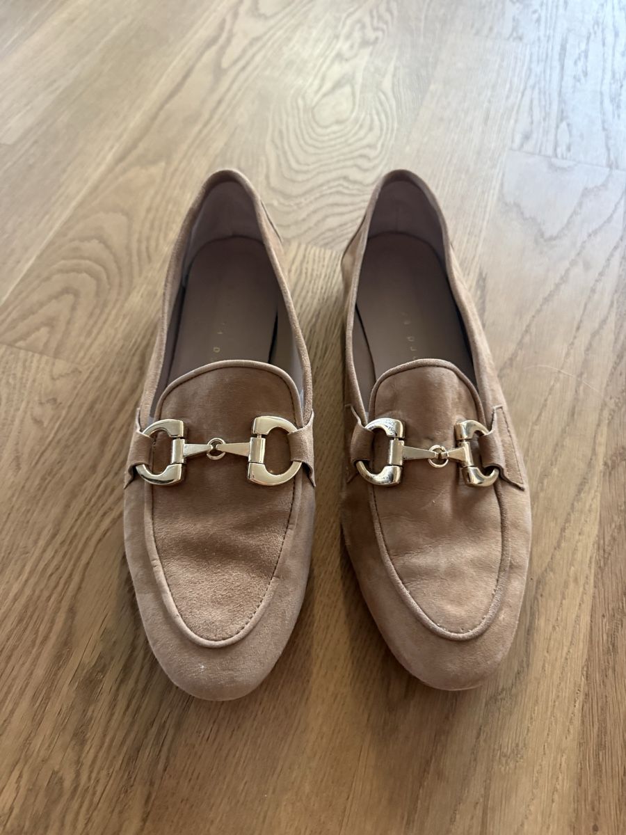 Chaussures femmes: Beige Suede Loafer – D'occasion à Bottmingen par Itsclaire