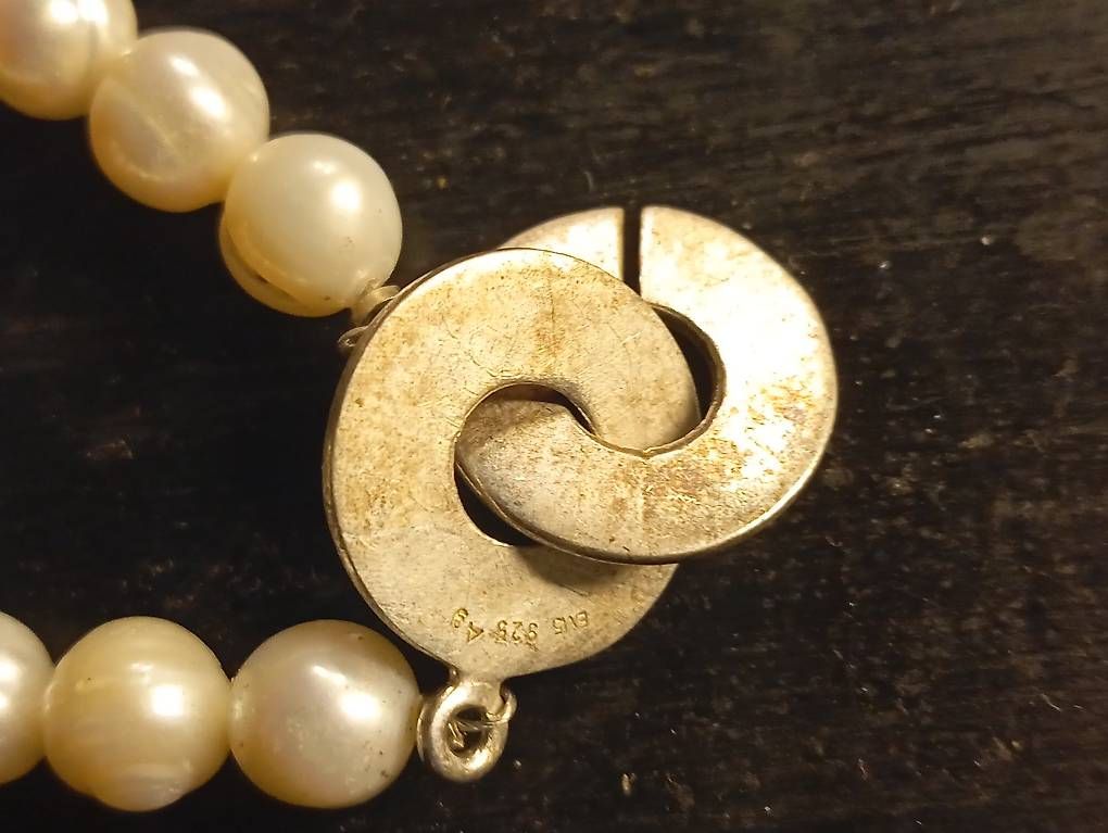 Ketten: Elegante Perlenkette mit silbernen Details 925 – Gebraucht aus Basel von Petergunn 4