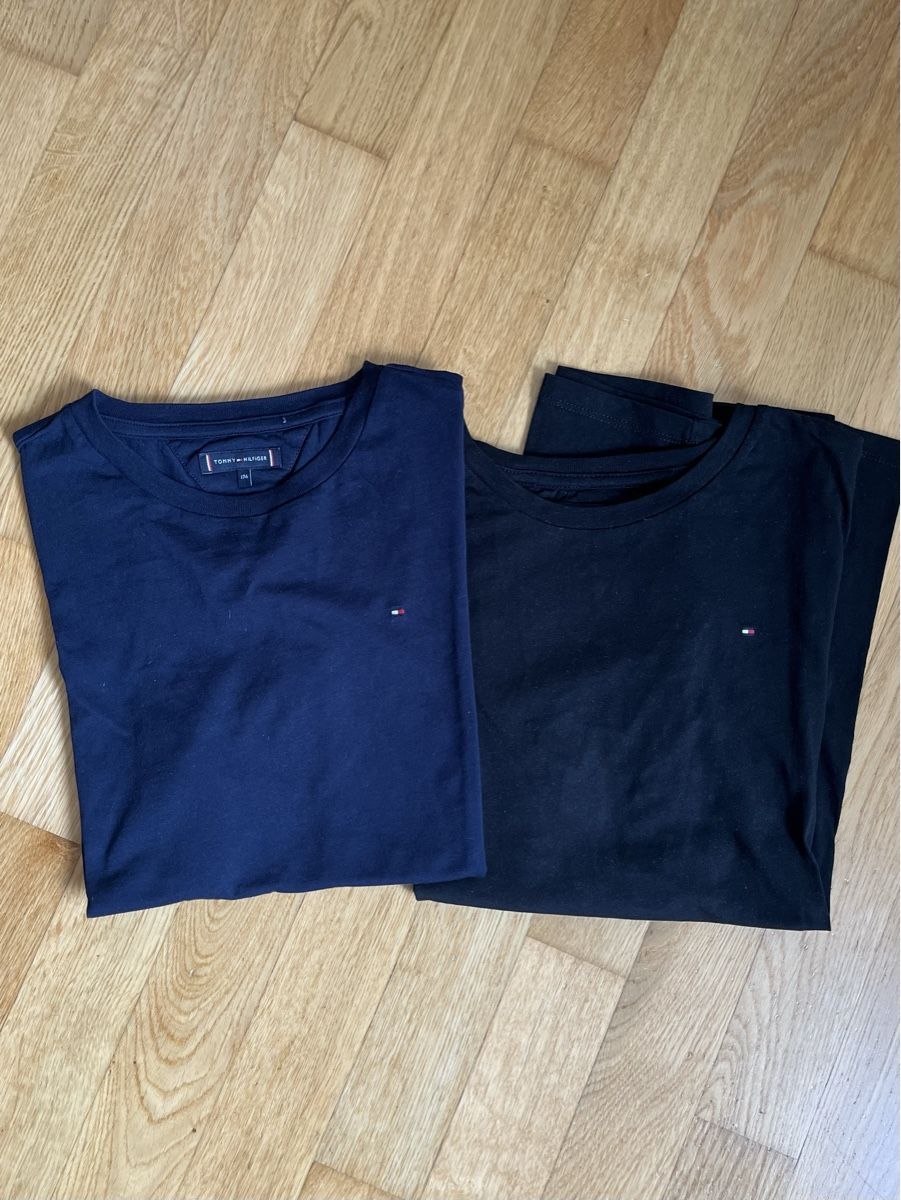Tommy Hilfiger Kleiderpakete & -sets: 2 T-shirts Tommy Hilfiger 176 – Gebraucht aus Uetikon am See von Winnieclaudia