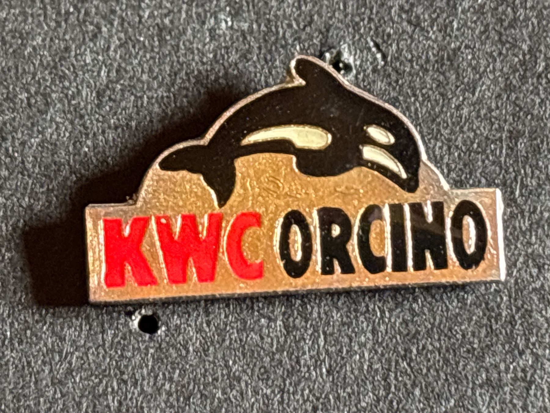 Placchette & Badge: Pin Orka KWC OrcinoTiere pm – Usato da Lützelflüh-Goldbach venduto da NicoleL.