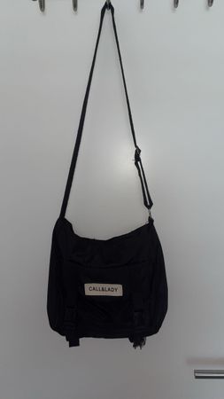 Schwarze Umhängetasche 