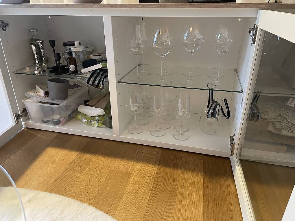 Meubles TV: Sideboard mit Glastablaren, Erstatztür und Beleuchtung – D'occasion à Winterthur par lue_sqt9 2