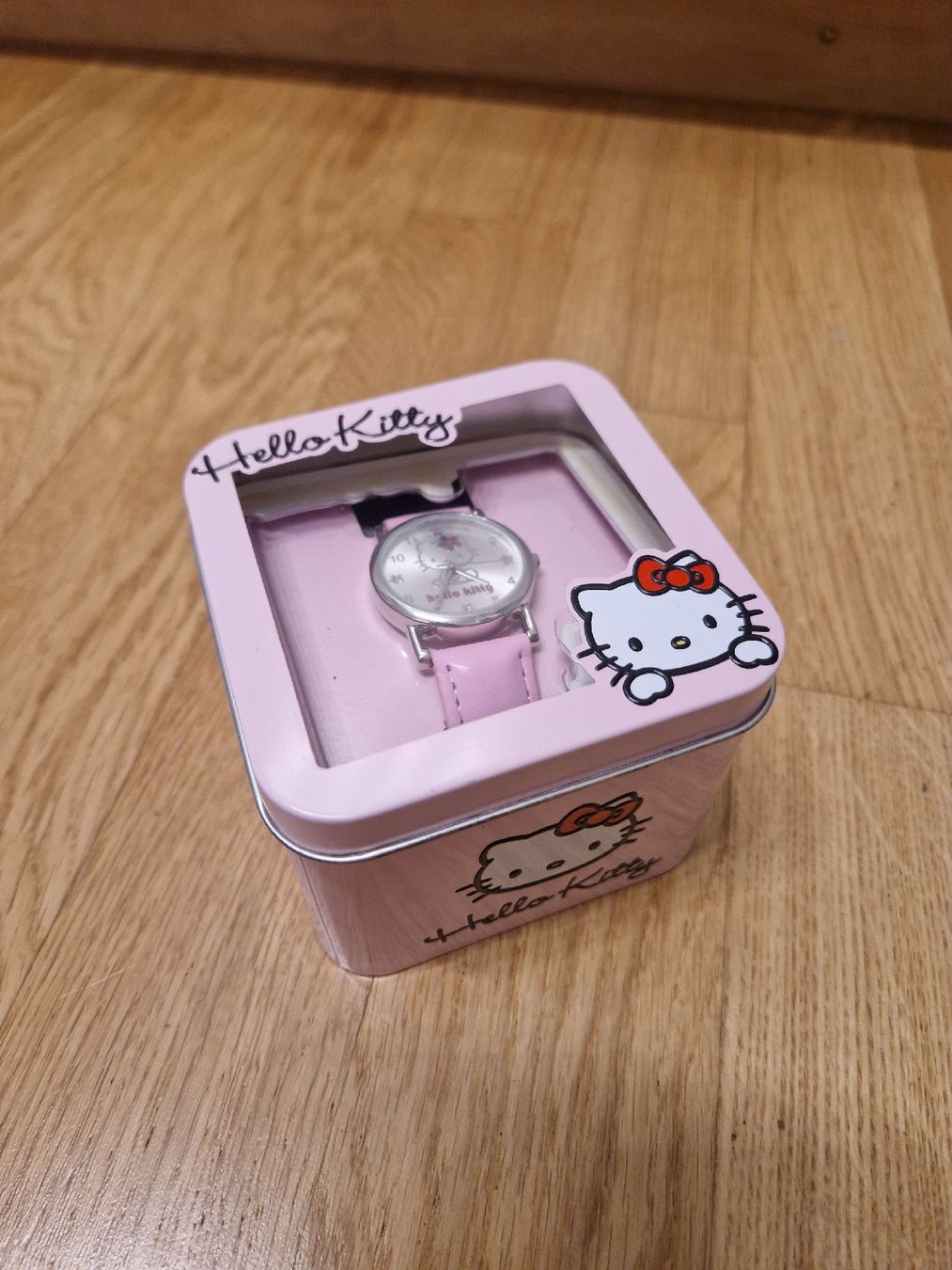 Hello Kitty Uhren: Montre Hello Kitty rose neuve dans sa boîte – Neu und originalverpackt aus Penthaz von Sosotroc 1