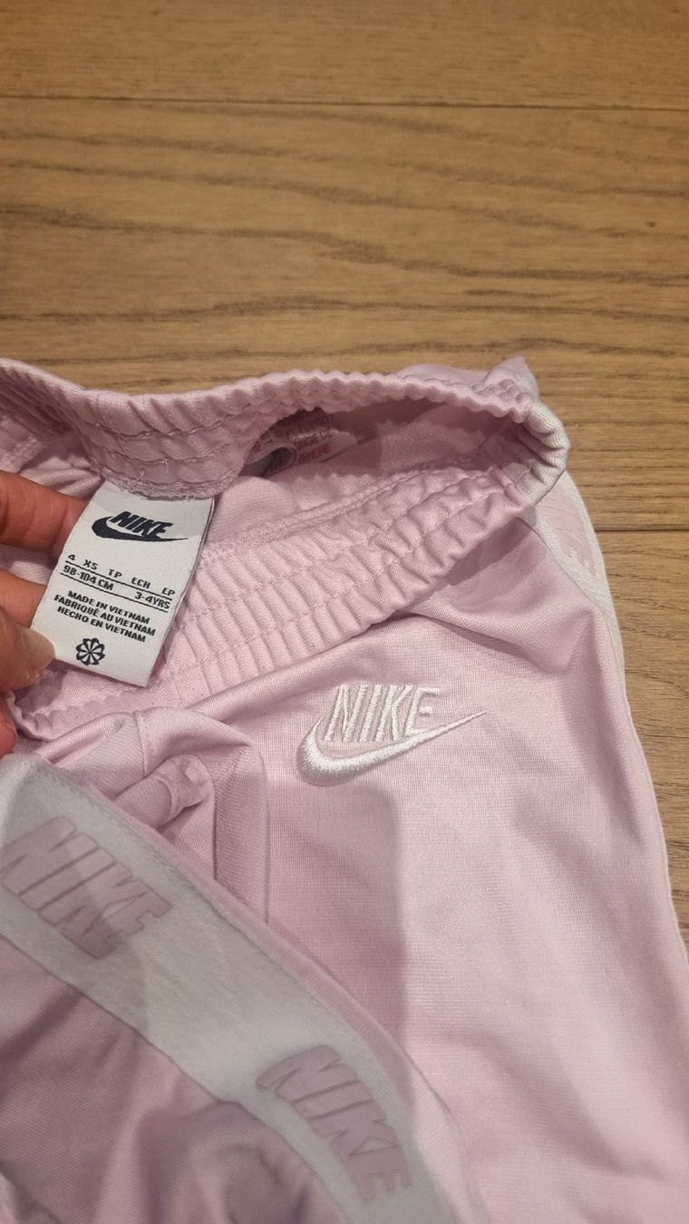 Nike Ensembles: Nike Trainingsanzug, 98-104 – D'occasion à Buttikon SZ par Limo180 4