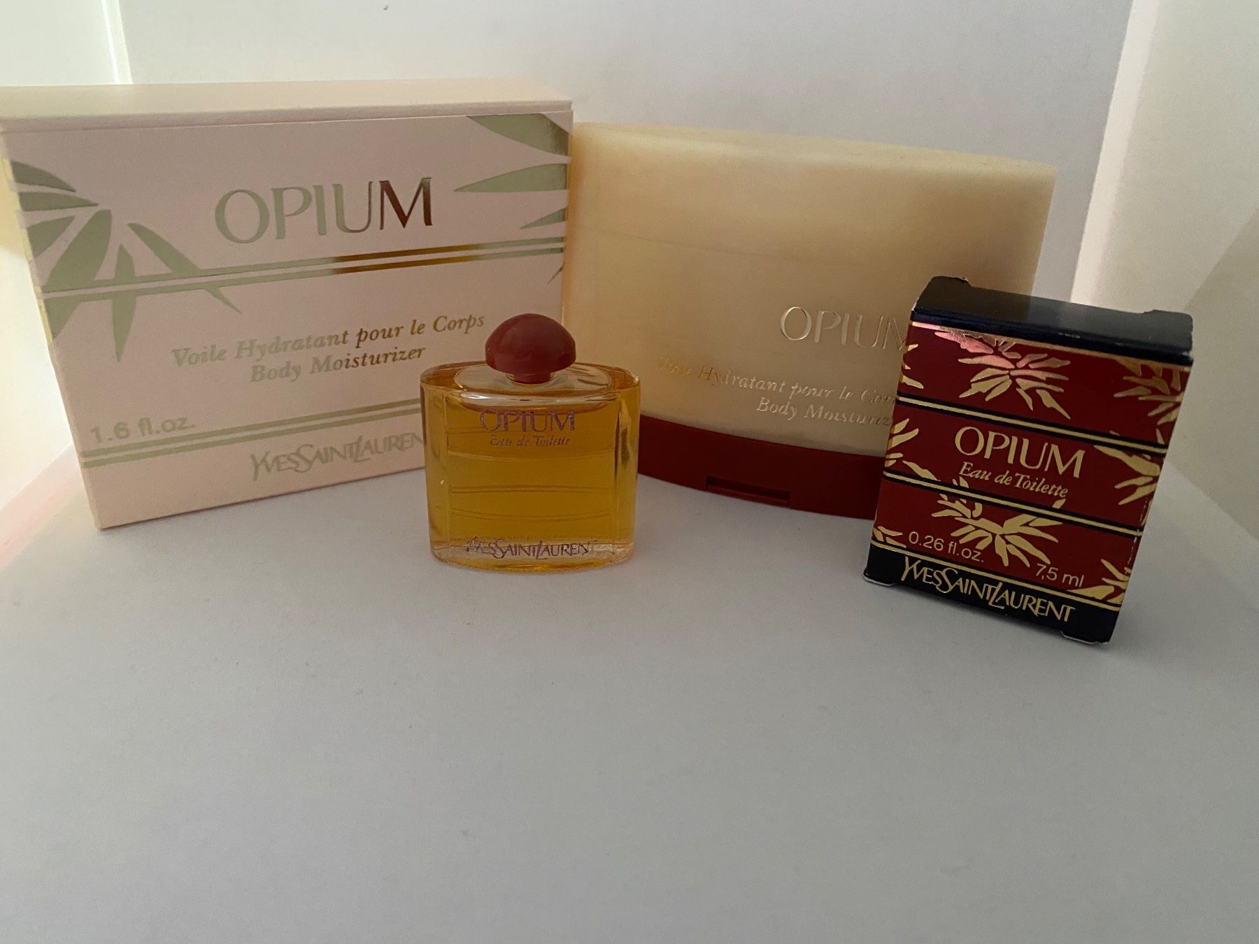 Saint Laurent Profumi & Eau de Toilette: Set Opium d'Yves Saint-Laurent – Nuovo e nell'imballaggio originale da Bouveret venduto da wes_7zll