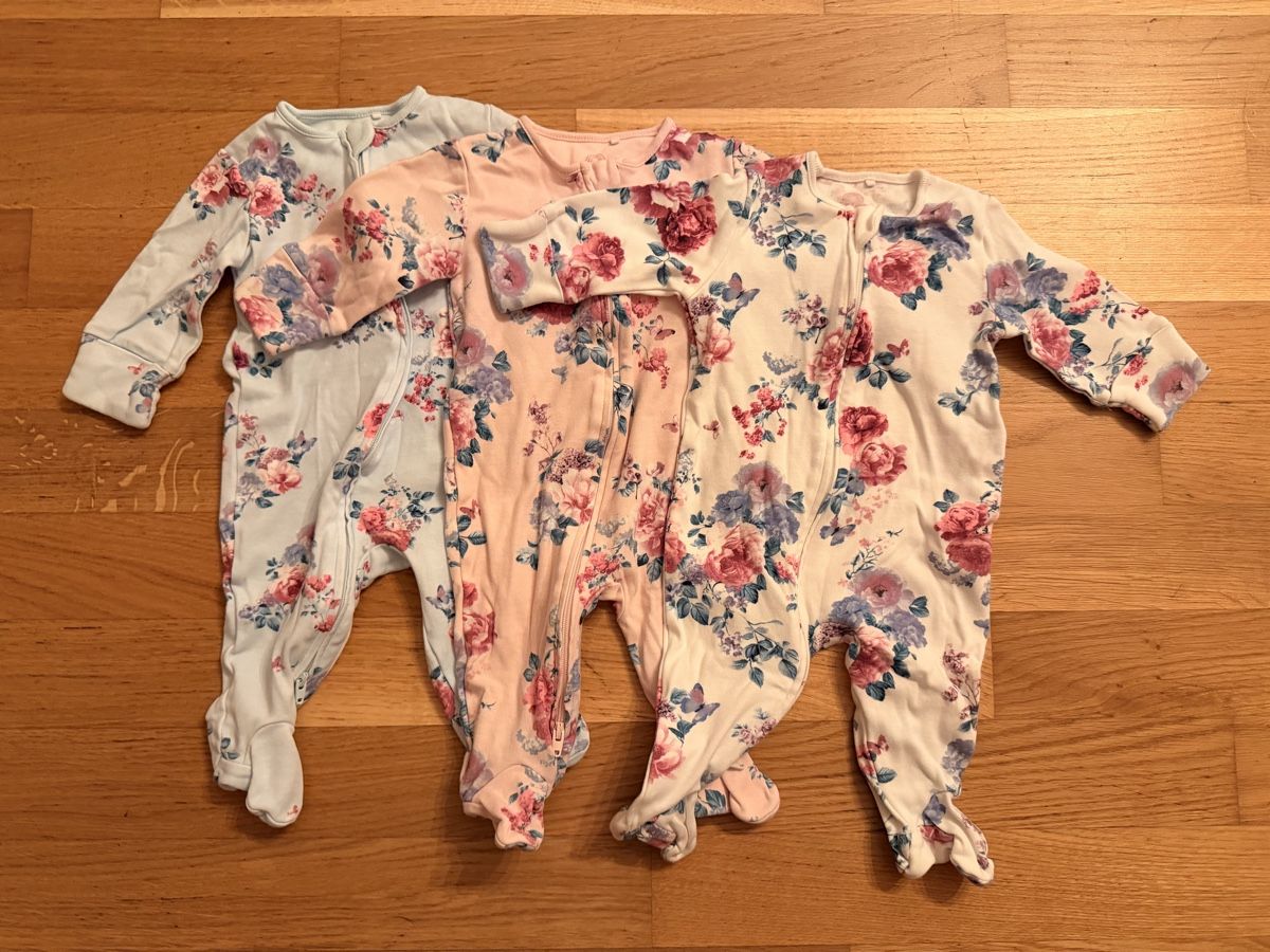 Next Pigiama & Simili: Lot de 3 pyjamas bébé à fleurs fermeture éclair Next – Nuovo (secondo la descrizione) da Lengnau BE venduto da wal_zf7c