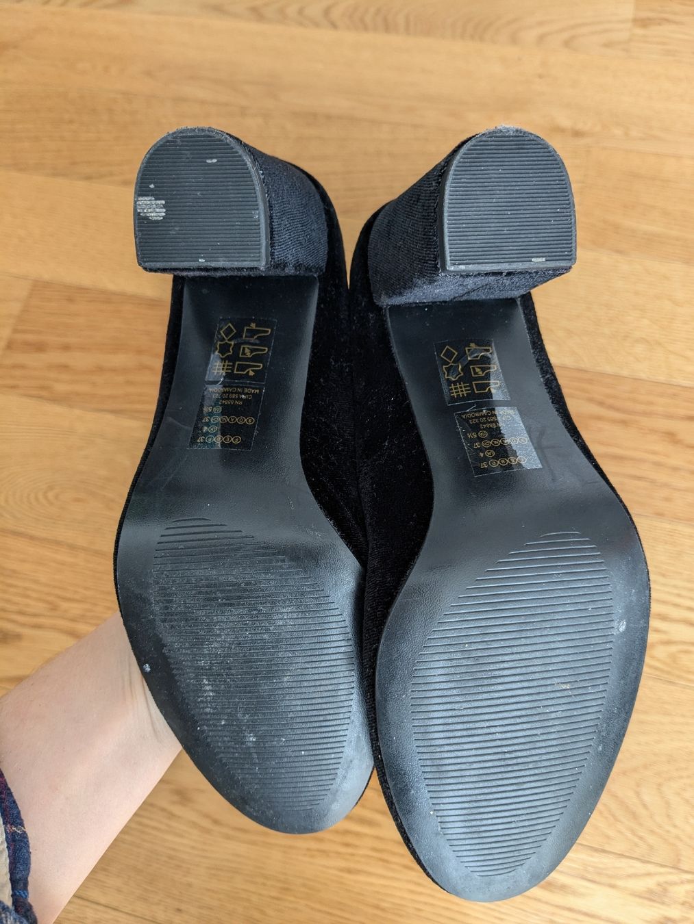 Scarpe da donna: Schwarze Samt Pumps Gr. 37 – Usato da Winterthur venduto da Prishy 3