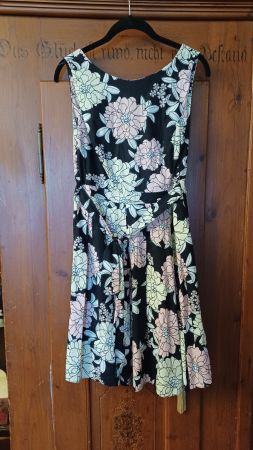 Sommerliches Blumenkleid, Grösse, 38 ideal für warme Tage