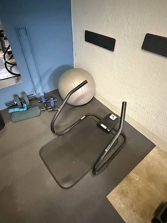 Hometrainer: Banc de musculation + barre + divers poids  – Usato da Savagnier venduto da ben_dx9b 1
