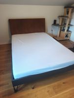 Bett Metall mit braunem Kopfteil und Matratze Grösse 140x200