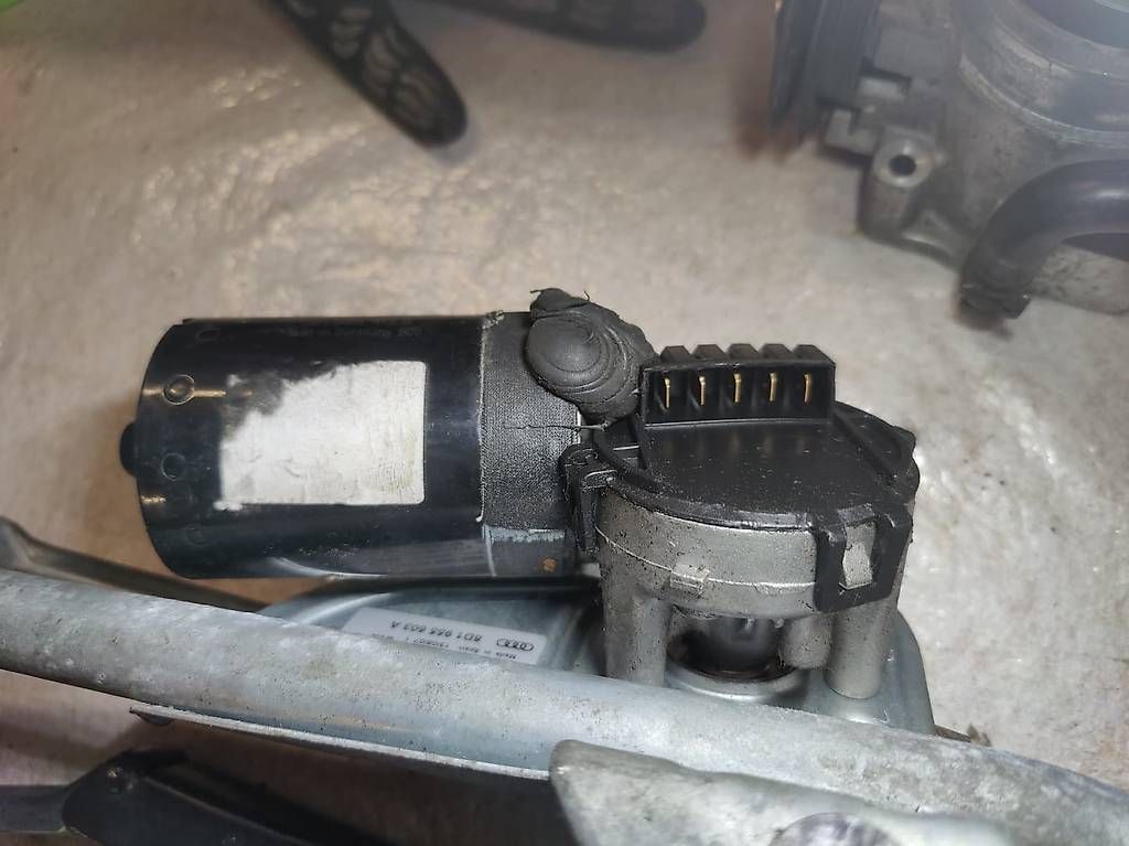 Tutti pezzi di ricambio auto: Wischergestänge inkl. Motor Passat 3B/B5 – Usato da Altdorf UR venduto da Gufler6460 1