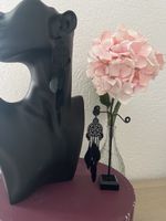 Elegante lange Ohrringe mit Federn, schwarz