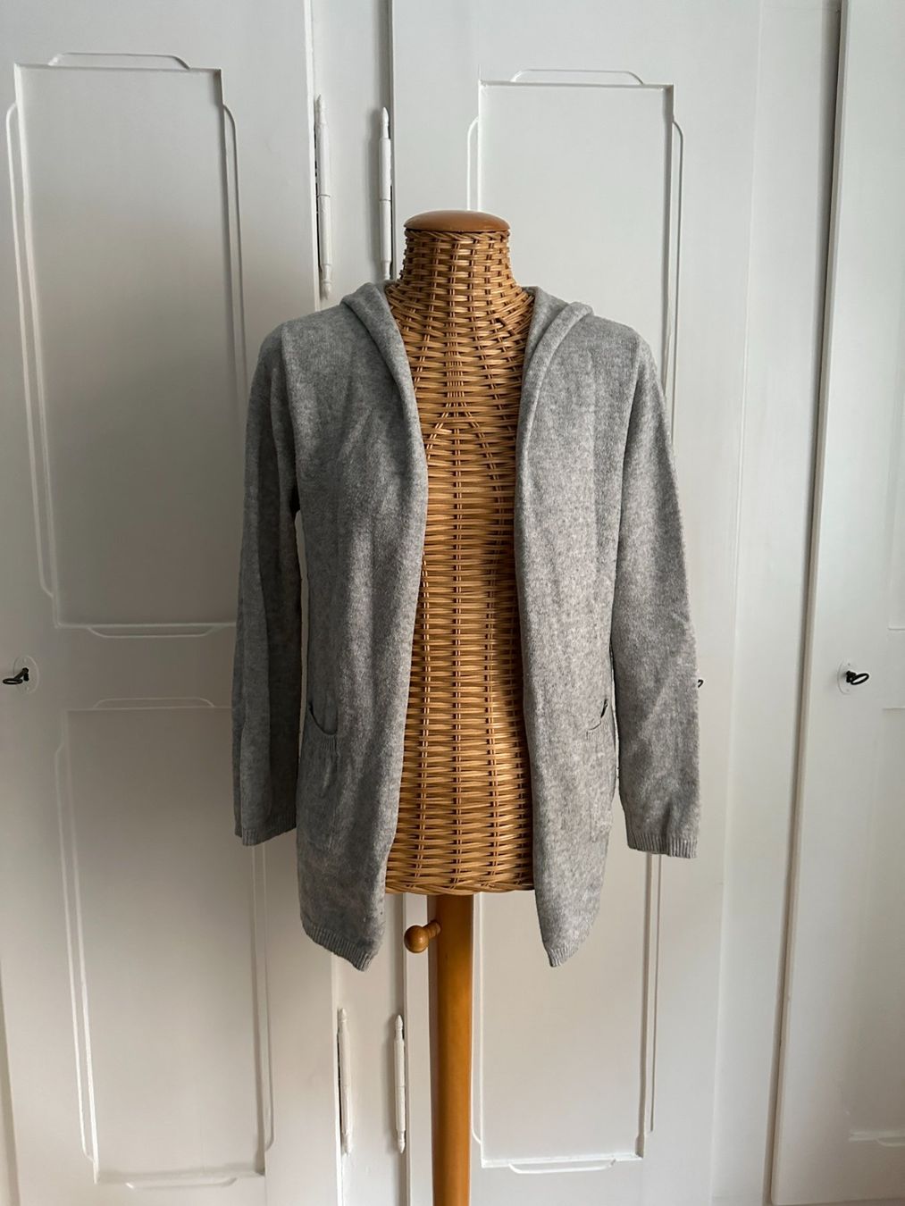 Giacche: Strickjacke hellgrau mit Kapuze - S – Usato da Zürich venduto da Diazaio