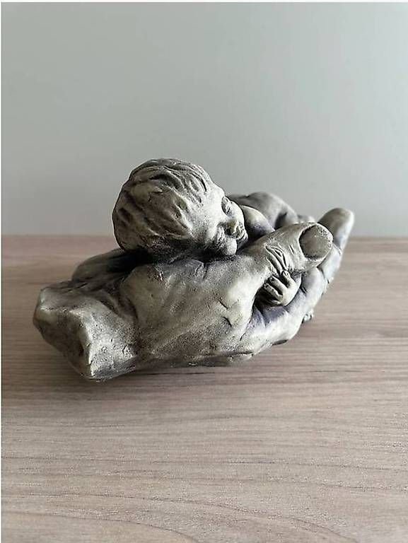 Sculture & Statue: Baby in Hand Steinstatue – Usato da Untersiggenthal venduto da GiuseppinaM 1