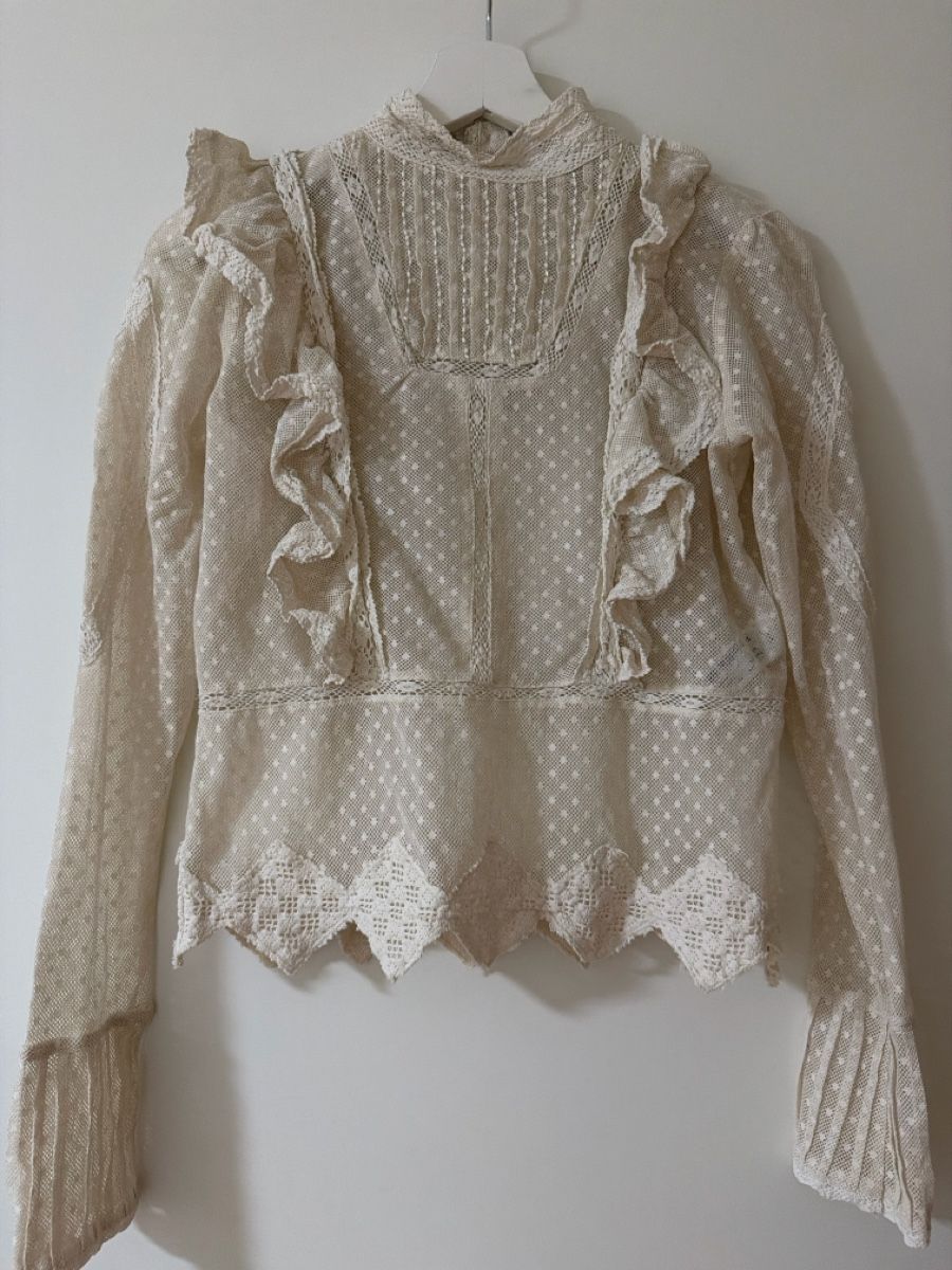 Zara Blusen: Damen Spitzenbluse mit Rüschen Grösse S neu – Neu (gemäss Beschreibung) aus Niederhasli von Luxevault